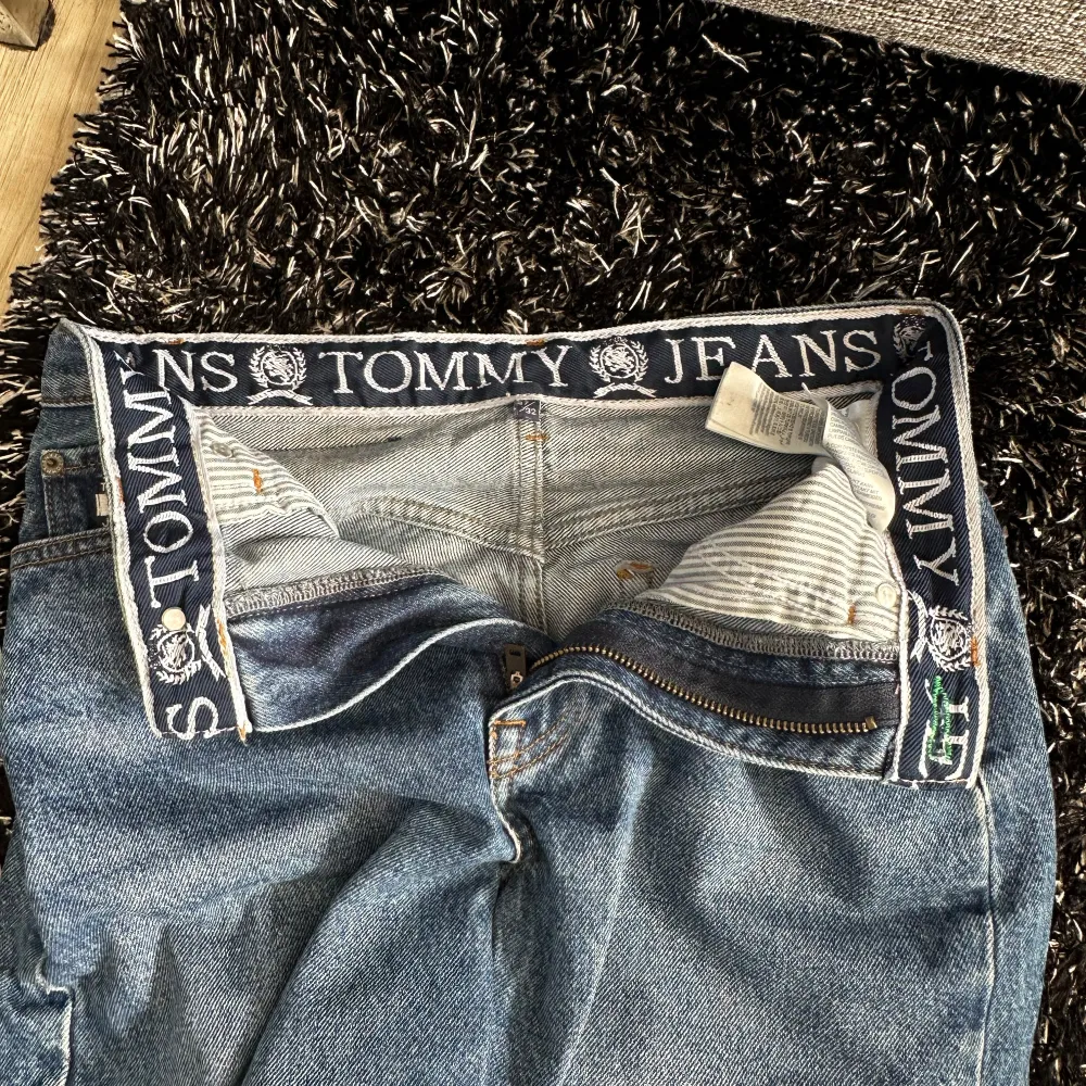 Jättefina jeans i bra kvalitet som är sköna och inte sitter för tight passformen är bra och den är inte för stor i storleken. Har bara använts några gånger och är därför i nyskick. Säljes pga att jag inte har på mig denna modell på jeans längre. Farkut & Housut.