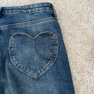 Hjärt jeans💌 - Jätte fina mid/high waist jeans med hjärtor som fickor. Jätte mysiga och bekväma🌟