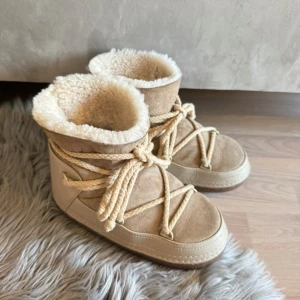 Inuikii skor - Inuikii skor i bra skick.  Köptes för 3600kr. Öppen för byten av skor med ungefär samma värde. Jag kan mötas upp i Stockholm💕