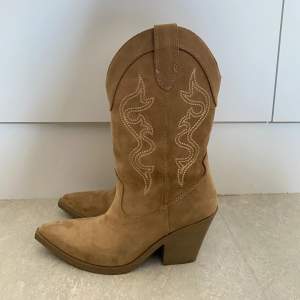 Snygga cowboy boots från Bershka. Stl 38. Använda en gång.