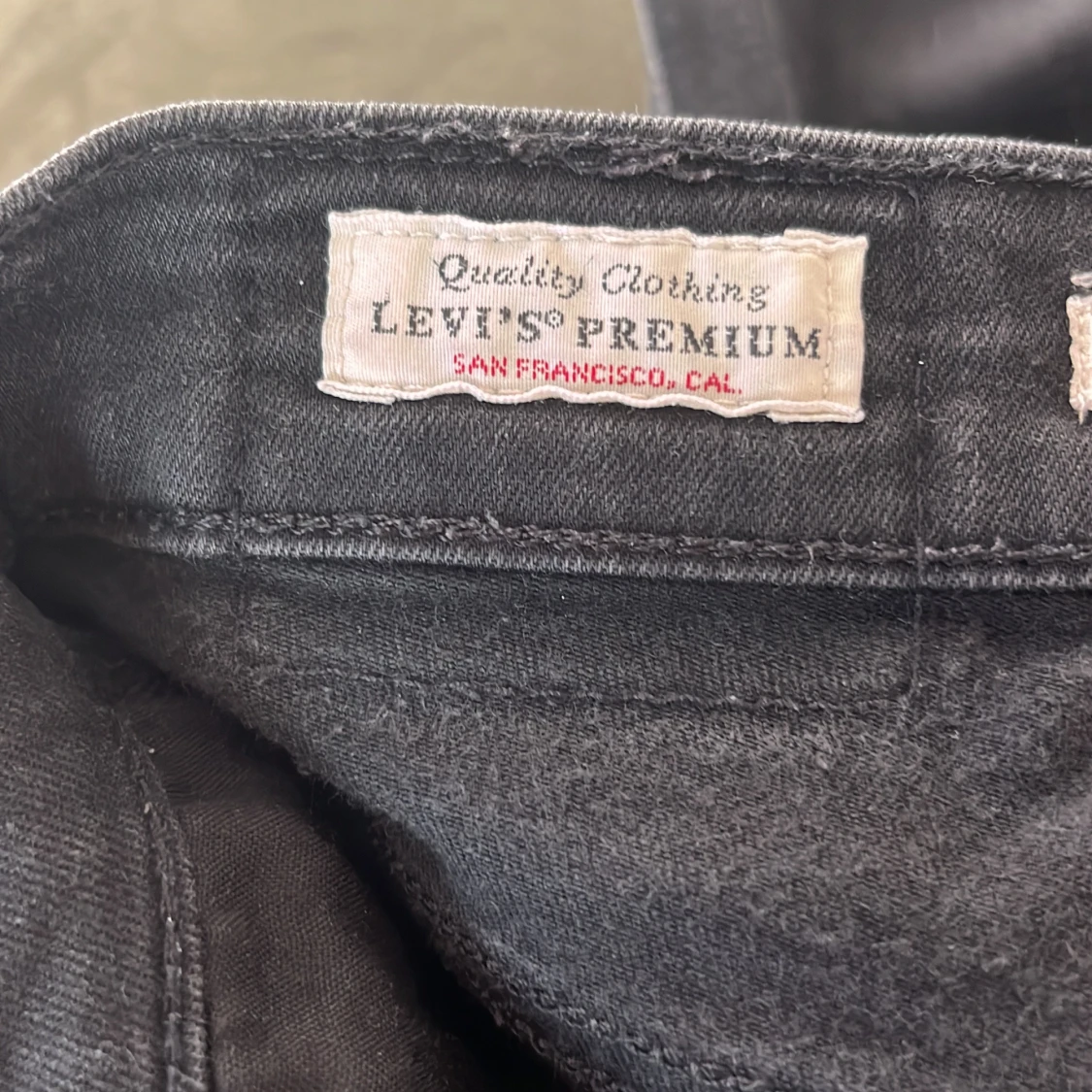 Svarta högmidjade Levis jeans - 91