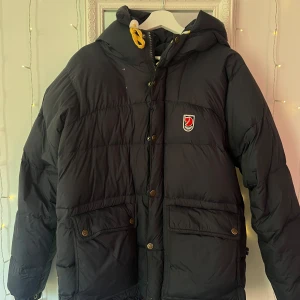 Fjällräven jacka - Intressekoll!! På min fjällräven jacka, strl xs i färgen mörkblå Har tappat två knappar, se bild 4,5