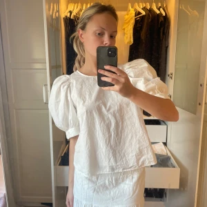 Topp med puffärmar  - Jätte söt topp med puffärmar. Perfekt till skola, middag eller fest. Jätte fint skick. Kommer tyvärr ej till användning. 🩷