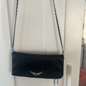 Zadig voltaire väska - Säljer min Zadig väska, köpte för en månad sedan på Zalando för 3800 kr typ. Pris kan diskuteras 