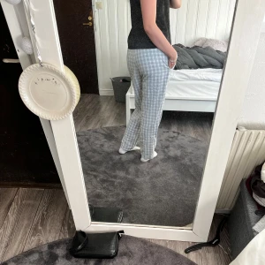 Rutiga pyjamasbyxor  - Rutiga pyjamasbyxor i bra skick. Storlek M. Köpta från HM.   Alla kläder tvättas innan dem skickas!