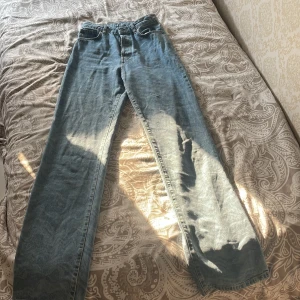Snygga jeans  - Storlek:Regular wide waist 26 length 32.  Skick:Använda 1 gång, tvättade. Färg: Ljus Blå  4 knappar Modell: Straight 