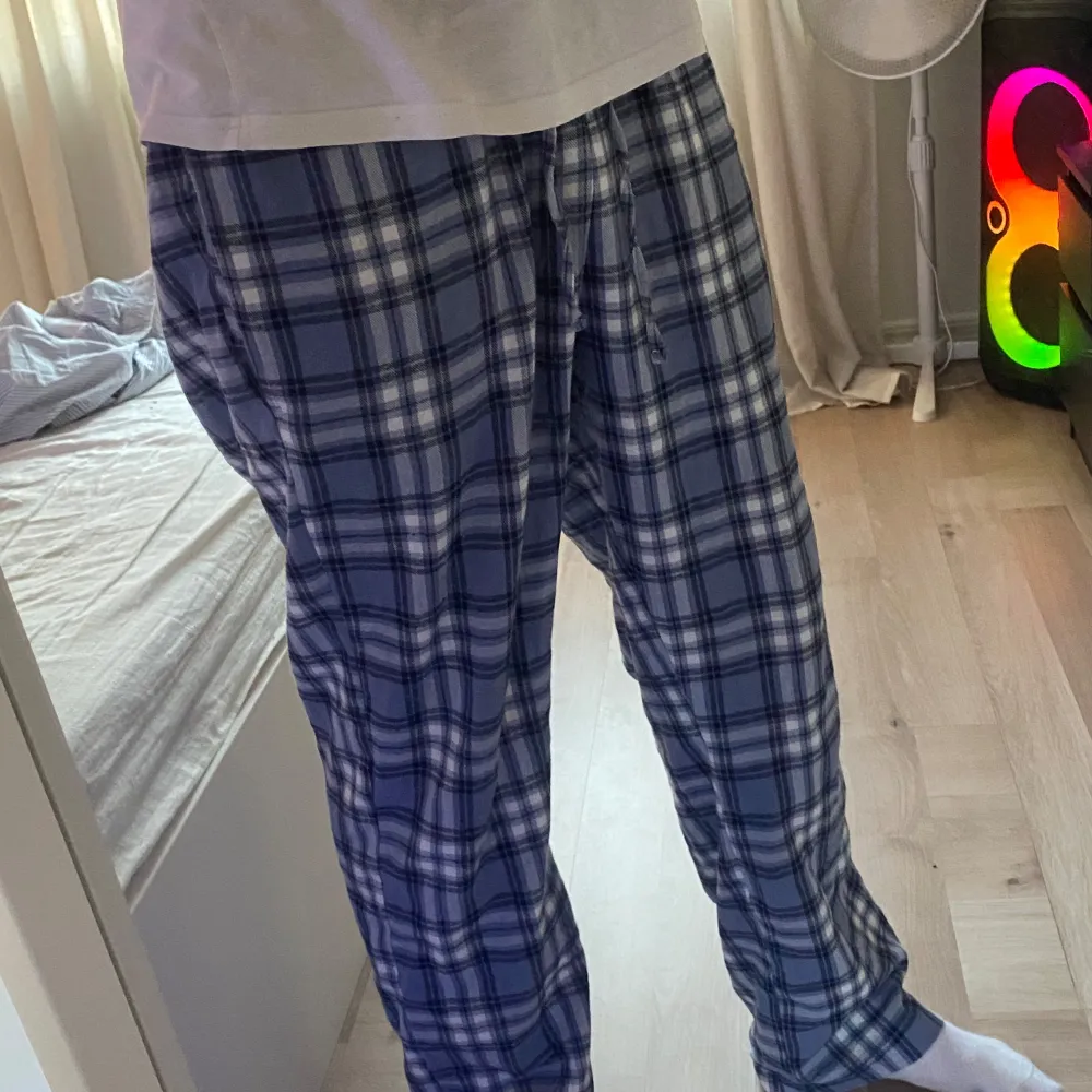 Pyjamasbyxor, knappt använda. Jeans & Byxor.