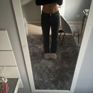 zara jeans - snygga, raka, midwaist jeans från zara! fint skick💕