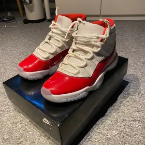 Jordan 11 cherry lite använda  Storlek 42