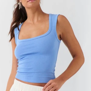 Square neck tank - Nyskick, använd ca 1 gång, liten i storleken 