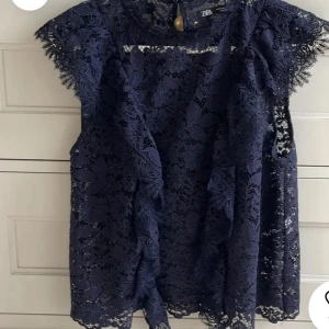 Blus Zara - Ass snygg marinblå blus ifrån zara som inte kommer till användning längre💞