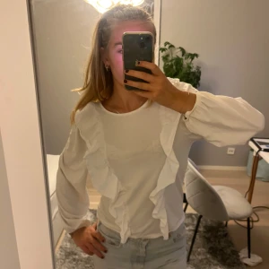 söt blus - jätte fin vit topp/blus! fint skick💞