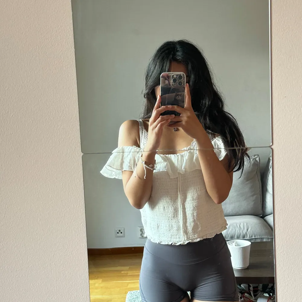 Säljer en superfin vit off-shoulder topp från Zara i storlek S. Den har söta volangdetaljer och är perfekt för sommaren. Toppen är i gott skick och har en härlig, romantisk stil. Toppar.