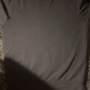 Stone Island Crewneck - Nyskick, med tecken på användning. Helt äkta, köptes på Sellpy som äkthetsgaranterar sina varor.  Kan gå ner i pris vid snabb affär🙂  Nypris på ca 3500kr.