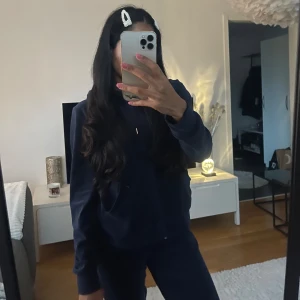 Mörkblå hoodie - Säljer en snygg och bekväm mörkblå hoodie i stl M med byxor set i stl xs. 