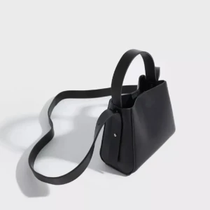 Gina tricot väska - Säljer denna jättefina mini väska från Gina tricot, den är väldigt sparsamt använd, inga täcken på användning. Jätte fin och mer rymlig än vad man tror, perfekt till skolan och hösten😆😆🧣❤️