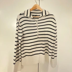 Stickad tröja 💞  - Jätte mysig tröja i storlek XS men passar mig som vanligtvis har S-M! Nyskick 💖