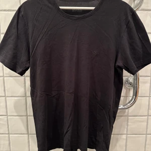 Hugo Boss T-shirt - Hugo Boss T-shirt som är använd 2-3 gånger endast så skicket är 9/10 Storlek M och är true to size