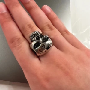 Dödskalle Ring Silver - Jättefin, köptes på Red Rum men används inte då jag är en guld tjej. 🥰 Köptes för 239kr