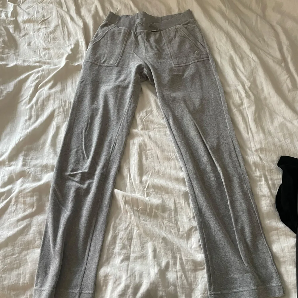 säljer nu dessa när dom inte används längre, storlek M och i ett hyfsat bra skick! nypris 1200kr . Jeans & Byxor.