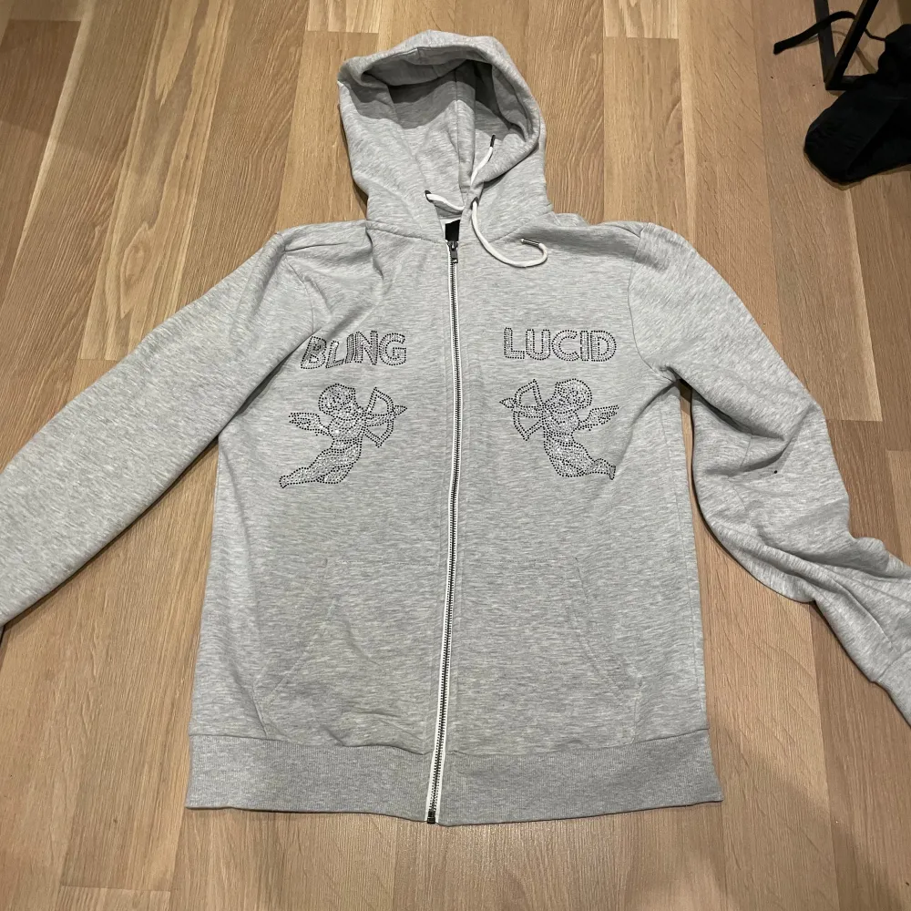 Hej, säljer mina rhinestone hoodies då de har jag har vuxit ur dom. Skicket på tröjorna är väldigt bra och kan sälja i paket pris.  Alla 3 för 900  Aim for the moon: 500 Bling lucid (grå): 300 Bling lucid (svart) 300  Hör av dig för frågor och bilder. Hoodies.