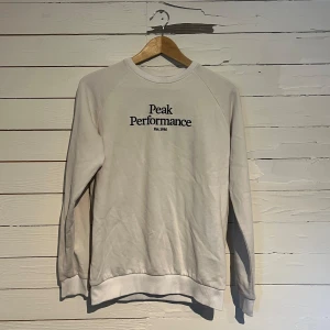 Vit Peak performance tröja (Xs/S) - Säljer nu denna Peak Performance tröja  för 99kr! Den är i storlek 170 vilket motsvarar XS till S på denna tröja. Den är i riktigt bra skick! pris kan diskuteras, hör av dig vid funderingar!😁