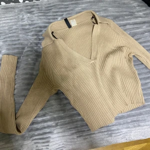 Ribbad tröja från hm  - En basic tröja men kan bli uppklädd. Använd ett par gånger, jättefin och i bra skick. 