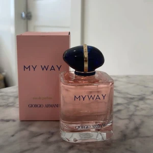 My Way parfym  - Skiiit god parfym från My way. Använd lite grann men väldigt varsamt. Luktar fräscht, blommigt och femenint!💗💗💗 Originalpris 1800