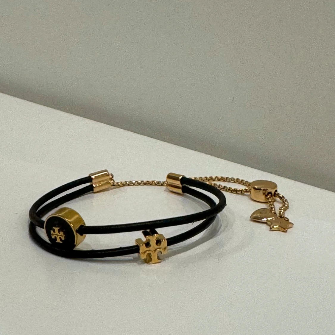 TORY BURCH armband - Kira Slider i färgen guld och svart