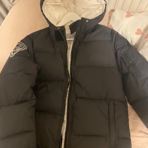 Dbrand jacka - Bra skick, hel och ren. Om luvan blir smutsig kan man tvätta jackan eller ta bort med missilärvatten.