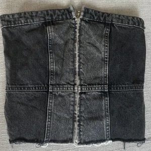 Denim topp - Svart/grå denim top från Zara i storlek XS.