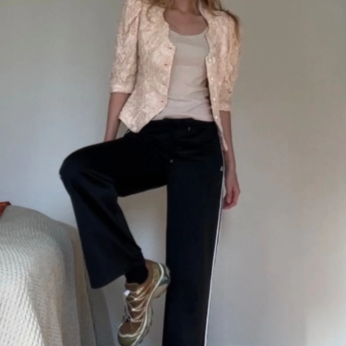 Beige spetsblus med knappar - 90