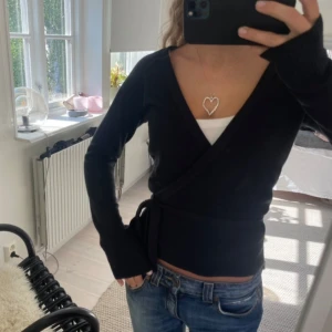 Omlottkofta - Säljer denna superfina svarta omlottkoftan från H&M.