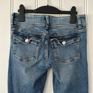 Jeans Ginatricot lågmidjade bootcut - Snygga jeans från Gina Young storlek 158. Snygga fickor bak! Bootcut / flare modell