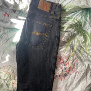 Ett par riktig feta nudie jeans, passform Low slim. W33 L34. Inga defekter förutom de vid hälen men man märker inte av det😎