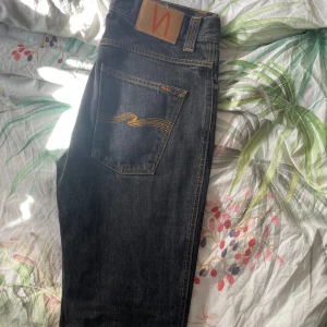 nudie jeans - Ett par riktig feta nudie jeans, passform Low slim. W33 L34. Inga defekter förutom de vid hälen men man märker inte av det😎