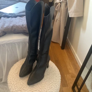 Superfina stövlar - Superfina stövlar med klack. Storlek 36, skafthöjd ca 40cm, klackhöjd ca 6 cm. Använd fåtal gånger så något slitna precis i klacken, inget som syns.