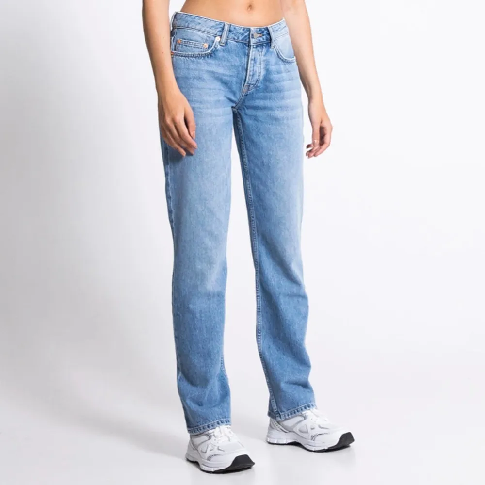 Helt oanvända low waist jeans med prislappen kvar från lager 157. Storlek xs. Köpta för 400, säljer för 125. Köparen står för frakt. . Jeans & Byxor.