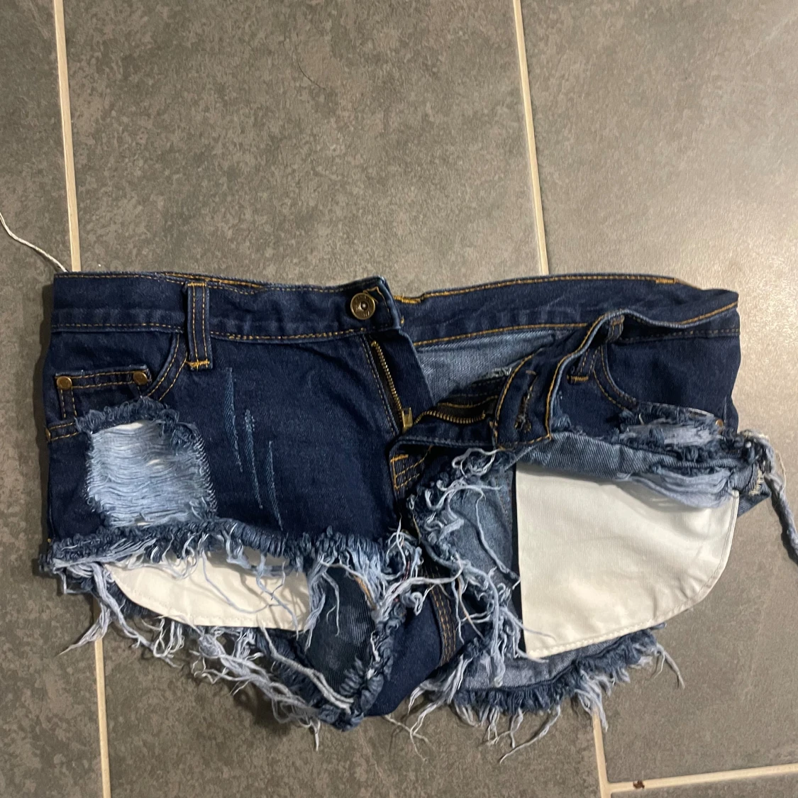 Lågmidjade mörkblå shorts  - 90