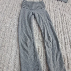 Gina Tricot stickade yoga pants.  - Stl 134/140, siter lite mindre på. Ganska ludriga använt några gånger.