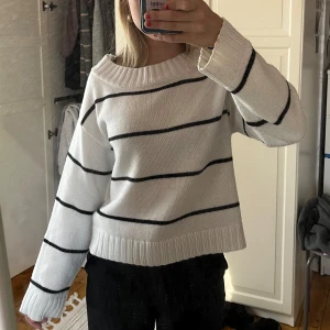 Randig tröja - Randig vit och svart, stickad tröja som passar till allt