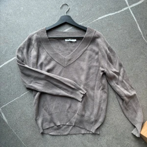 NA-KD stickad tröja  - Grå/brun stickad tröja från NA-KD i storlek S☺️