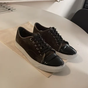 Lanvin - Säljer dessa feta lanvin cap toe i storlek uk7 vilket motsvarar storlek 41 men passar 42-42,5! Skick 6/10. Hör av dig vid minsta fundering!💯