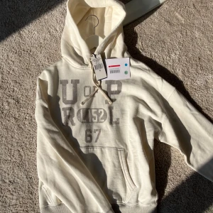 Ralph Laurent hoodie - Tja säljer nu denna vita/beiga hoodien från Polo Ralph lauren som är slutsåld överallt. Tröjan är aldrig använd och är i Storlek M. Hör av er vid funderingar 🙌