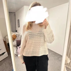 Virkad tröja - Jättefin virkad tröja, i nyskick. I storlek S men passar M också. Hör av er vid frågor eller fler bilder💗💗