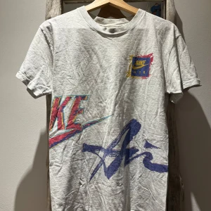 Nike air - vintage t-shirt  - En Vintage Nike Air t-shirt i storlek M. Tröjan har tjockare tyg och är lite oversized.