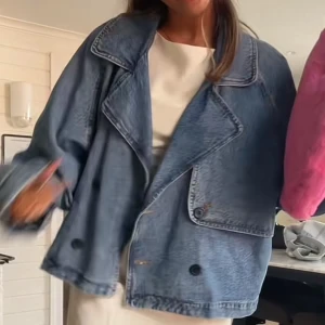 Jeansjacka  - Säljer min trenchcoat från Gina, köpte i början av sommaren och har bara använts nåra gånger. Nyskick och köpt för 500