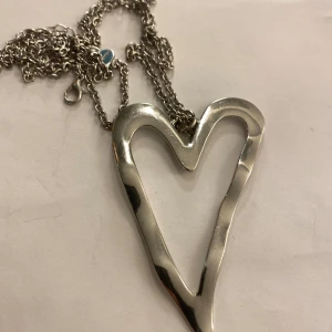 Halsband  - Halsband med ett stort hjärta.