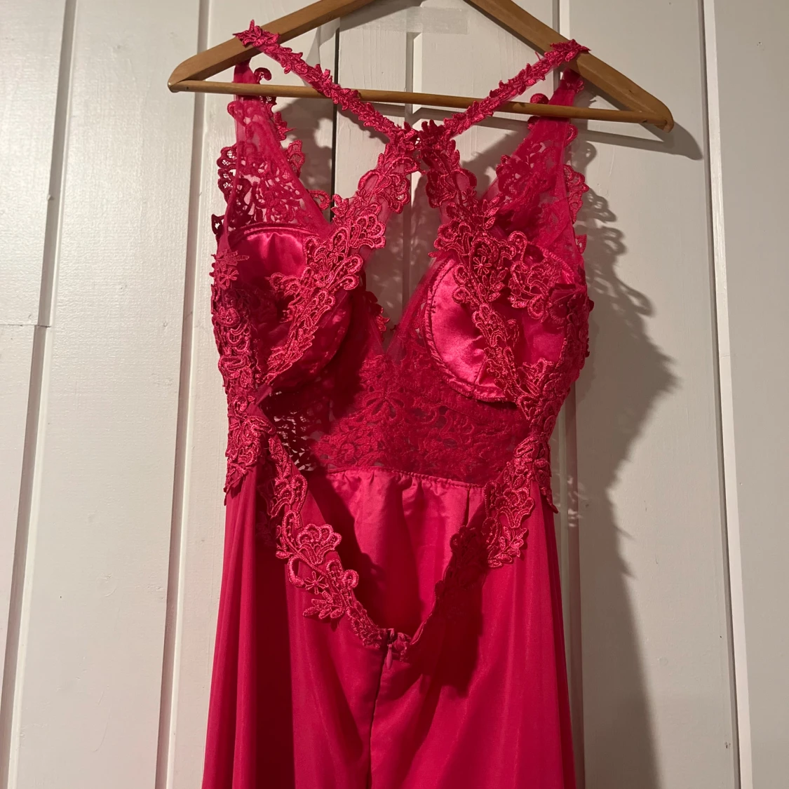 Röd/rosa balklänning med spetsdetaljer - 92