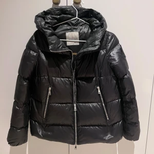 Snygga svarta Limited Edition Moncler - Säljer min trendiga Limited Edition Moncler!!💞 Den är äkta och köpt för 10 999 kr. Skriv till mig privat för mer information eller bilder. Storlek: 1 (Vuxen) 